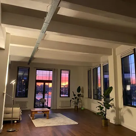 Gorgeous 216 Sqm Industrial Apartment, 10 Min Away From The * Χάαρλεμ